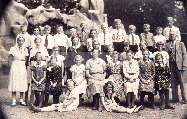 Foto is gemaakt in 1937. Schoolfoto; Klas 7 van de Christelijke Nationale Basisschool