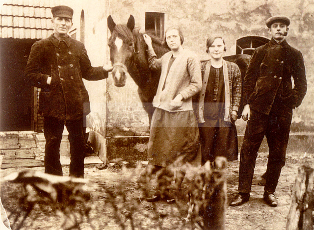 Hendrik Jan Kremer (*1891) met kinderen